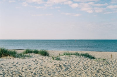 灰色沙滩的风景照片